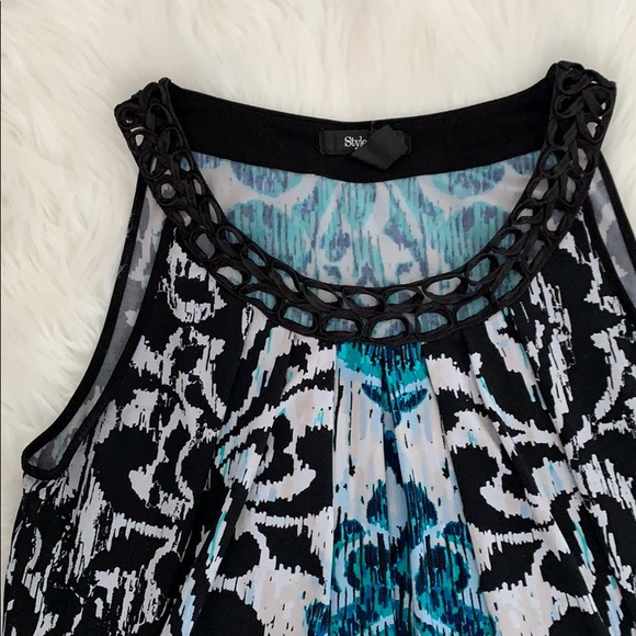 Patterned dress with cute neckline - Picture 2 of 4